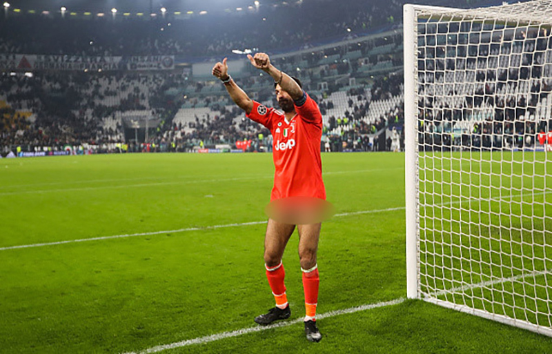 Huyền thoại Buffon cởi quần tặng fan